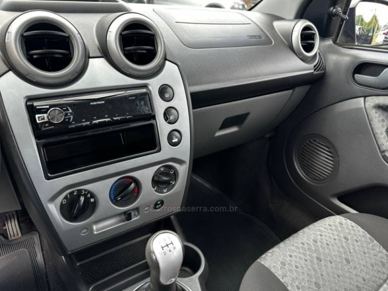 FORD - FIESTA - 2013/2014 - Vermelha - R$ 34.900,00
