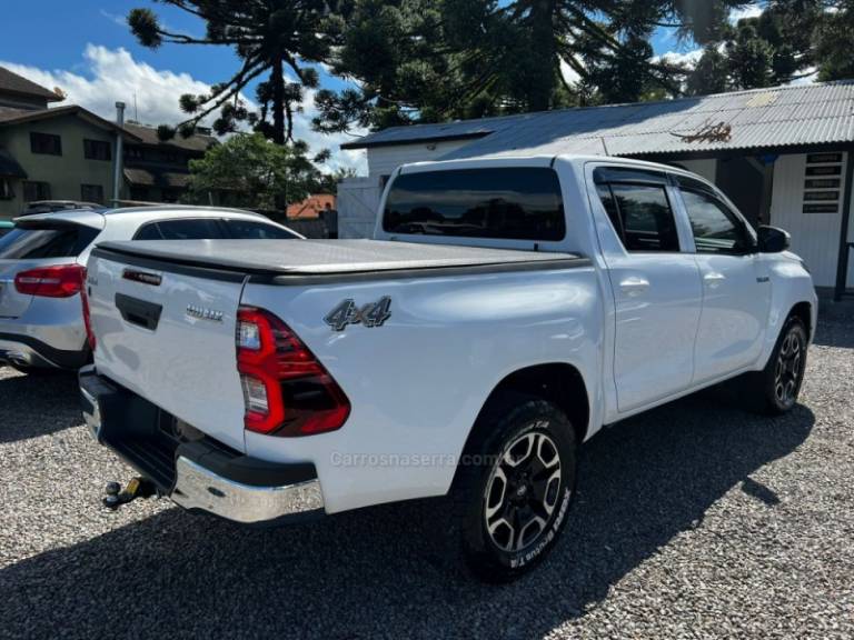 TOYOTA - HILUX - 2021/2021 - Branca - R$ 174.900,00
