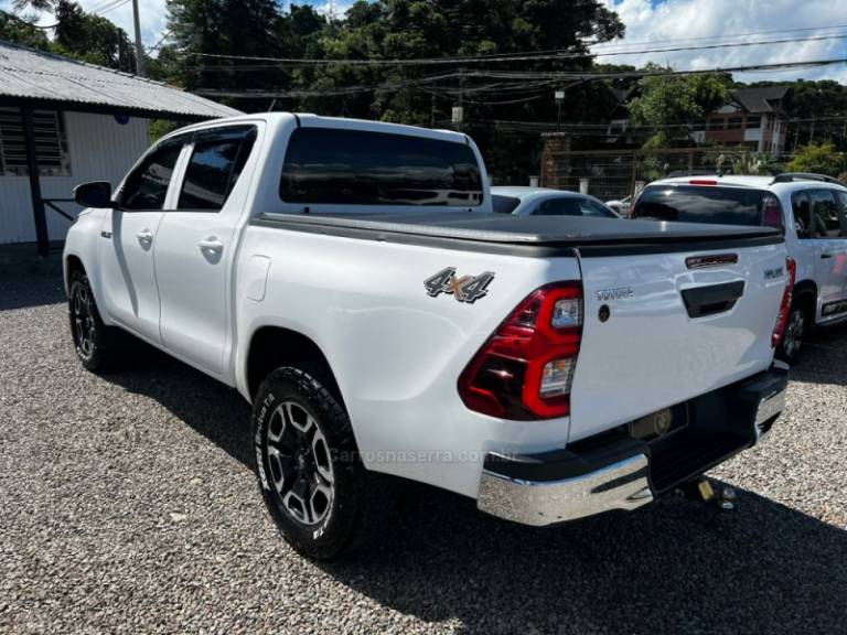 TOYOTA - HILUX - 2021/2021 - Branca - R$ 174.900,00