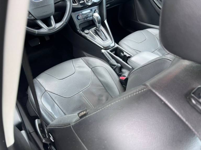 FORD - FOCUS - 2015/2016 - Branca - R$ 64.900,00