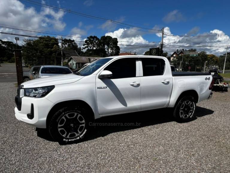 TOYOTA - HILUX - 2021/2021 - Branca - R$ 174.900,00