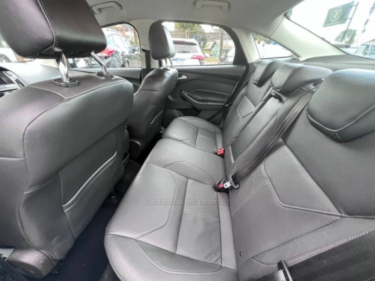 FORD - FOCUS - 2015/2016 - Branca - R$ 64.900,00