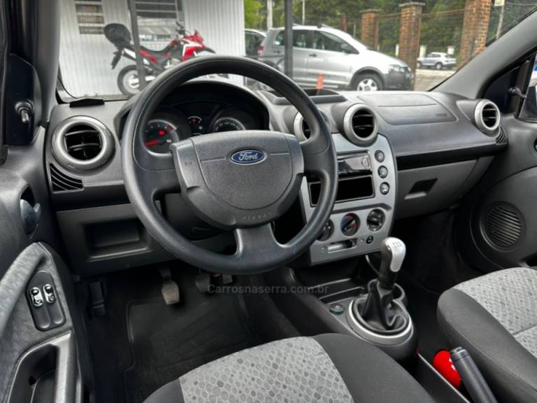 FORD - FIESTA - 2013/2014 - Vermelha - R$ 34.900,00
