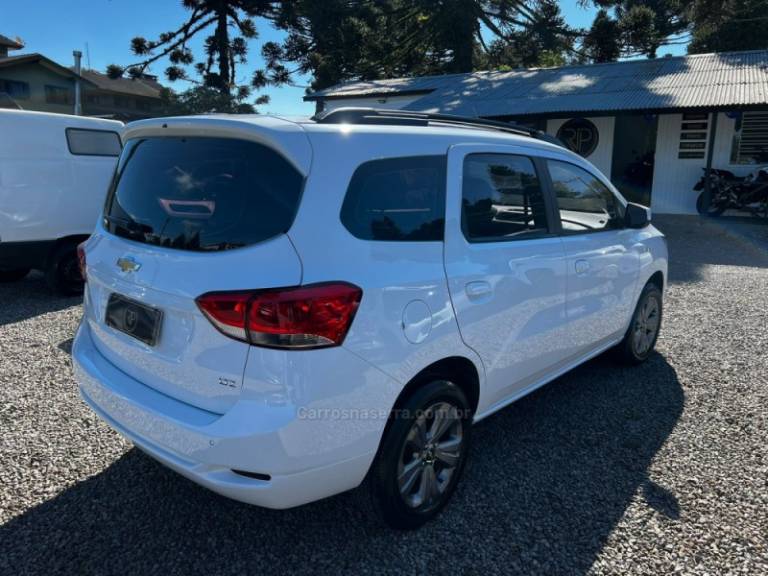 CHEVROLET - SPIN - 2022/2023 - Branca - R$ 95.900,00