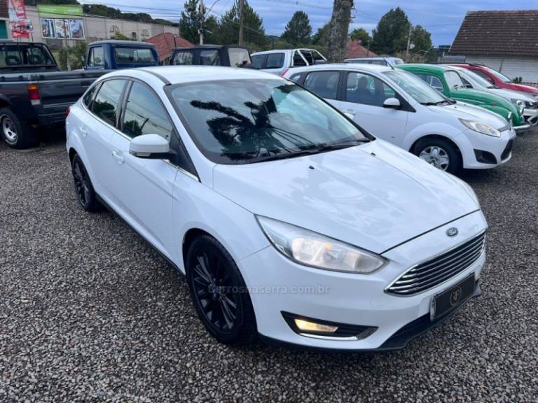 FORD - FOCUS - 2015/2016 - Branca - R$ 64.900,00
