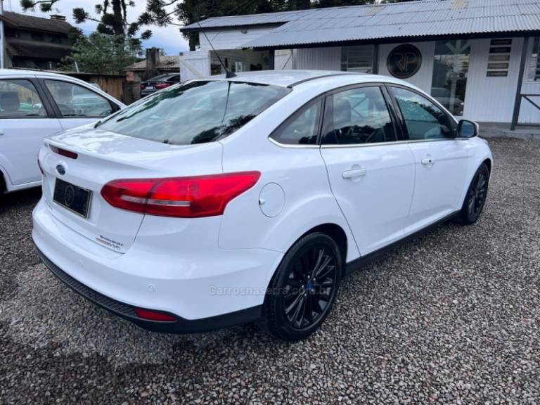 FORD - FOCUS - 2015/2016 - Branca - R$ 64.900,00