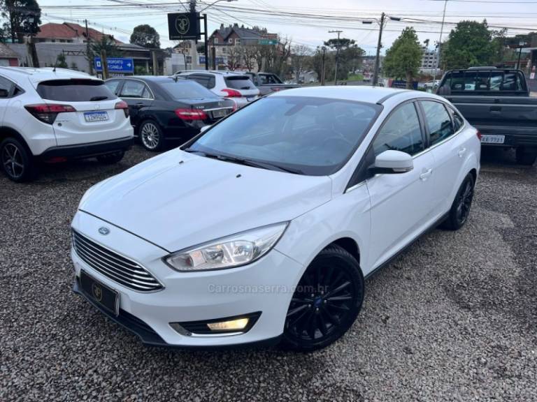 FORD - FOCUS - 2015/2016 - Branca - R$ 64.900,00