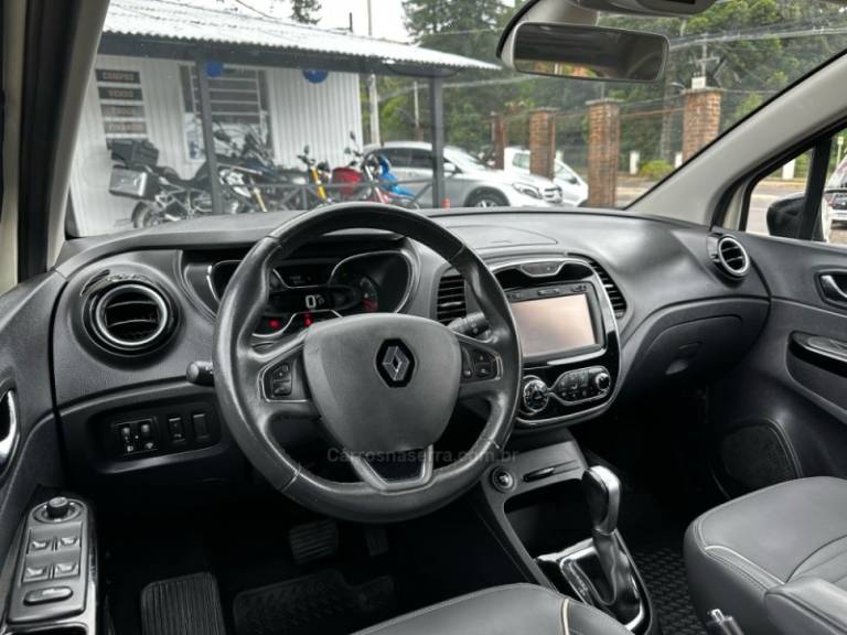 RENAULT - CAPTUR - 2017/2018 - Bege - R$ 73.900,00