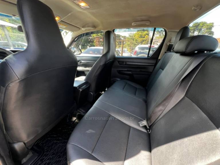 TOYOTA - HILUX - 2021/2021 - Branca - R$ 174.900,00