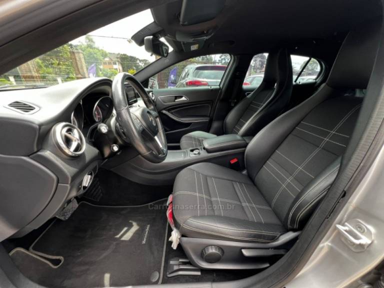 MERCEDES-BENZ - GLA 200 - 2015/2015 - Prata - R$ 99.900,00