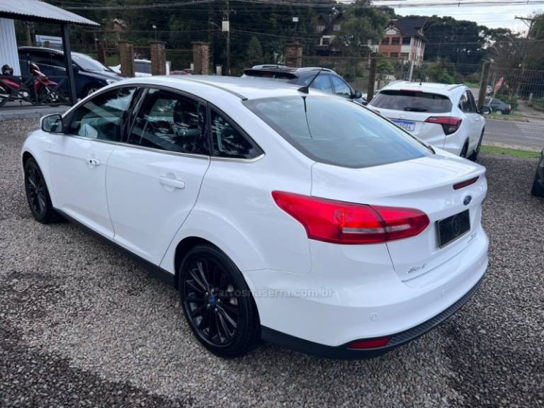 FORD - FOCUS - 2015/2016 - Branca - R$ 64.900,00