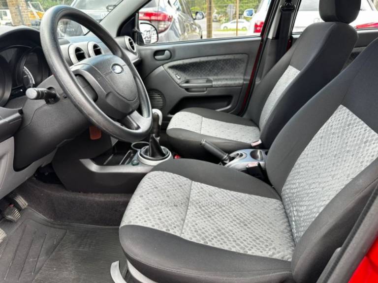 FORD - FIESTA - 2013/2014 - Vermelha - R$ 34.900,00