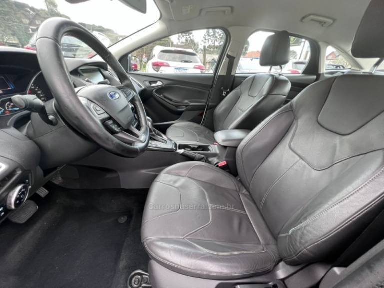 FORD - FOCUS - 2015/2016 - Branca - R$ 64.900,00