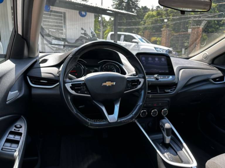 CHEVROLET - ONIX - 2023/2024 - Branca - R$ 92.900,00