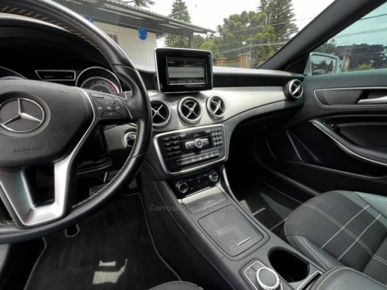 MERCEDES-BENZ - GLA 200 - 2015/2015 - Prata - R$ 99.900,00