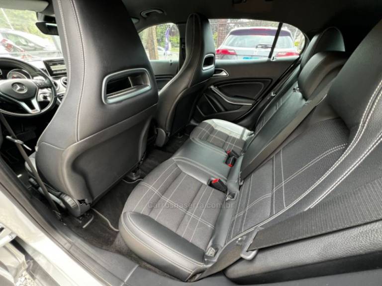 MERCEDES-BENZ - GLA 200 - 2015/2015 - Prata - R$ 99.900,00