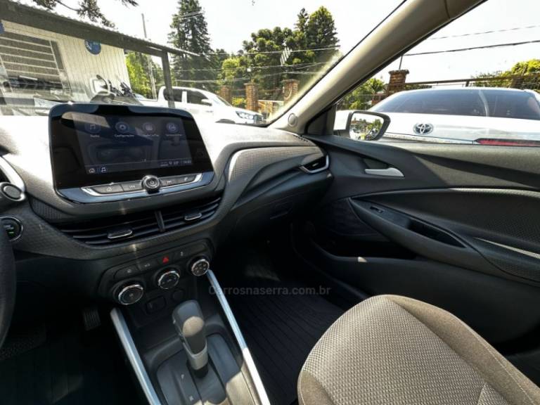 CHEVROLET - ONIX - 2023/2024 - Branca - R$ 92.900,00