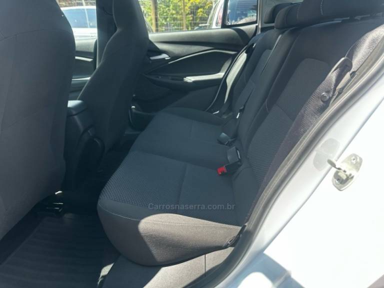 CHEVROLET - ONIX - 2023/2024 - Branca - R$ 92.900,00