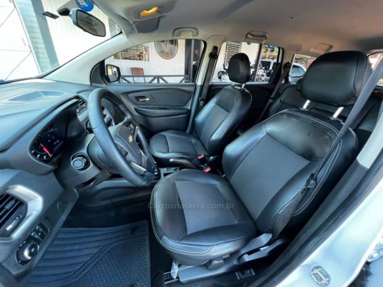 CHEVROLET - SPIN - 2022/2023 - Branca - R$ 95.900,00